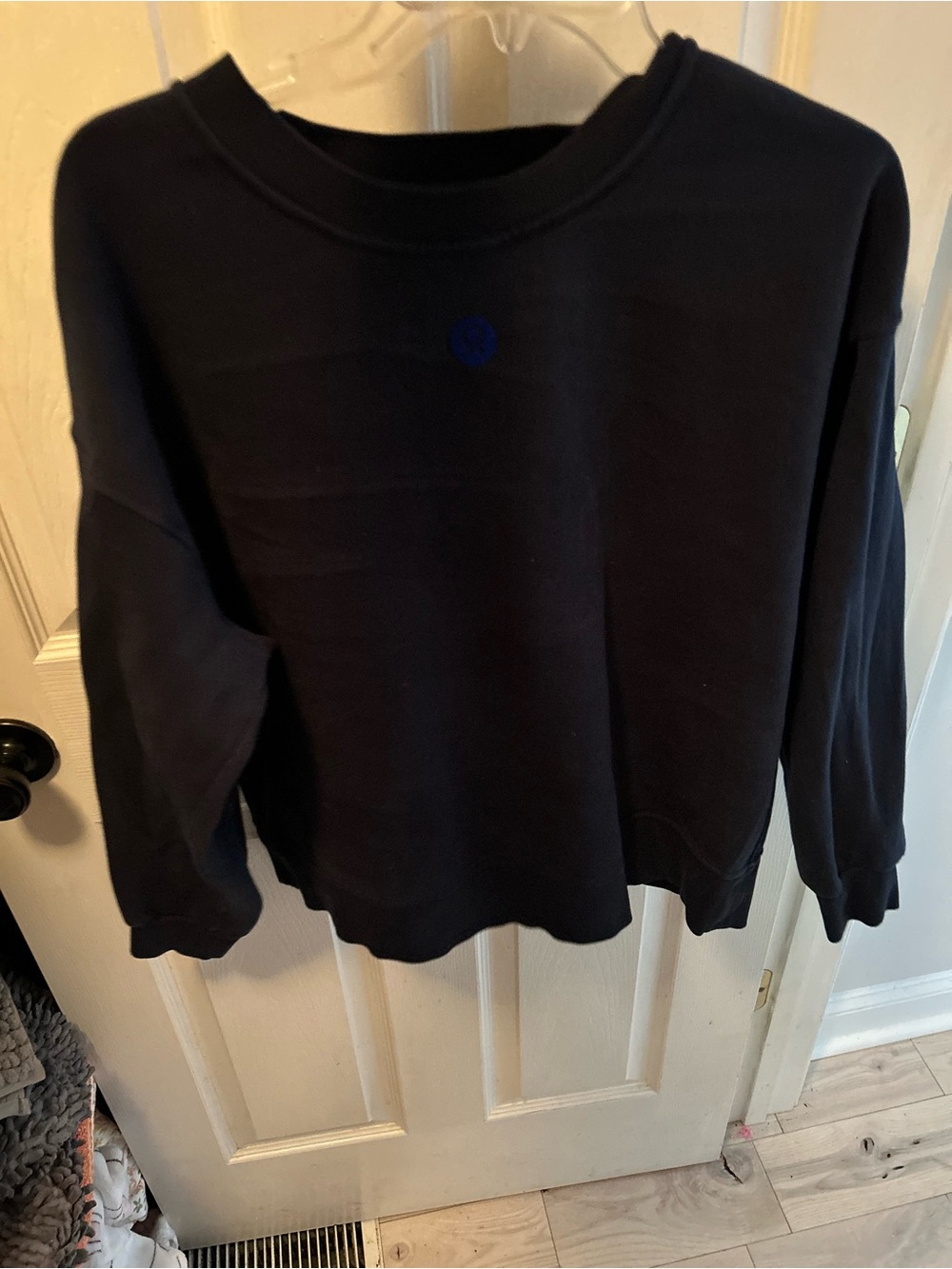 LULULEMON navy logo sweatshirt.